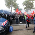 Le mardi 9 octobre 2012, les salariés de PSA, Arcelor Mittal, Renault, Goodyear..., interdits de Mondial de l'Automobile par des forces de police massivement présentes, tentent de forcer l'accès du salon.